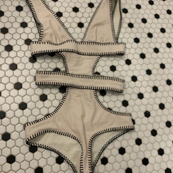 Ellejay One Piece - Picture 1 of 3